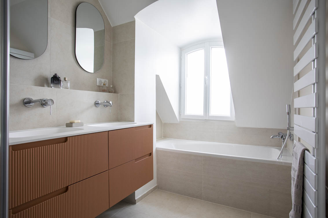 Duplex réunissant un grand appartement et 4 chambres de service à Paris - 9 ème — vue 03